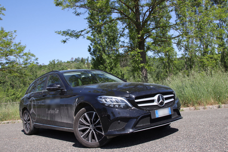 代車として預かった「メルセデス・ベンツC200dステーションワゴン」。筆者が汚したのではなく、渡された直後の撮影である。2020年5月に撮影。