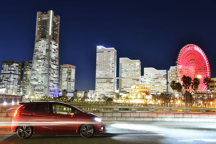ドライブの最後に、横浜みなとみらい21の夜景を楽しむ。都会ならではの絶景だ。