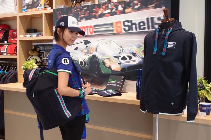 マルティーニレーシングコレクションに見られるグリーンのアクセントは、1970年のルマン24時間レースに出場した「ポルシェ917」のカラーリングにインスパイアされたもの。
