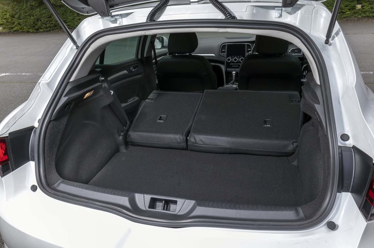 後席の背もたれを倒すことで、積載容量は1367リッターにまで拡大できる。ただし底部には傾斜や段差が残り、完全なフラットフロアにはならない。