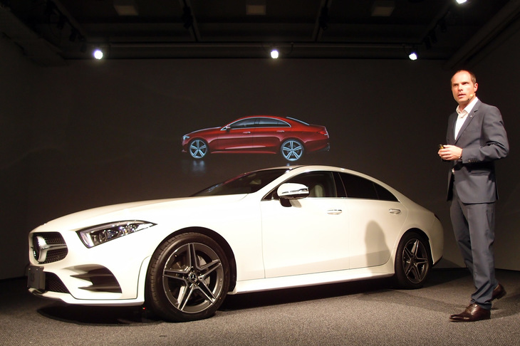 発表会において、新型「CLS」の特徴を説明するロバート・レズニック氏。ダイムラーにおいて、乗用車のエクステリアデザインを統括する人物である。