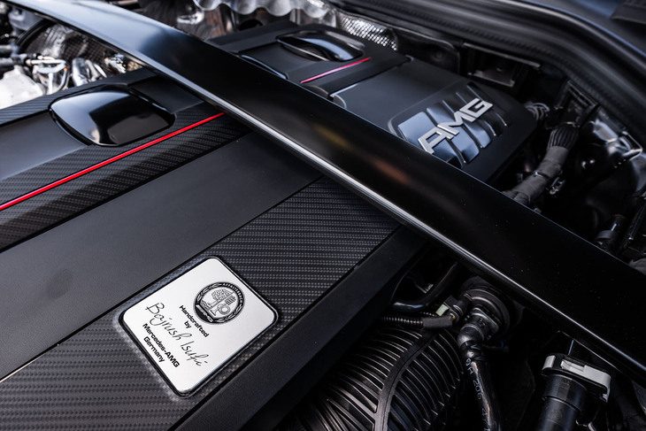 「M139」と呼ばれるAMGの2リッターエンジンは、ひとりのマイスターが一基のエンジンを手作業で組み立てる「One man, One engine」というAMGの流儀で製造されている。エンジンには、組み立て担当者の名前入りプレートが貼られる。