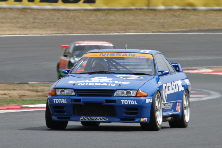 グループAで争われていた全日本ツーリングカー選手権（JTC）で、デビューした1990年に6戦中5勝を挙げてシリーズチャンピオンを獲得した星野一義／鈴木利男組の「カルソニック・スカイライン」。星野一義自身がドライブした。