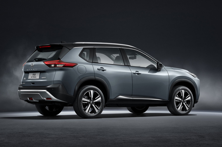 リアコンビネーションランプ下の深いプレスラインが特徴的なリアビュー。