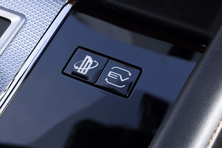 アクセルを戻すだけで強い回生を生み出せる「イノベーティブオペレーションモード」の採用もトピックだ。