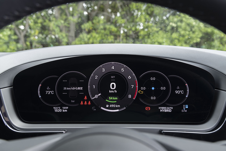 ポルシェ伝統の5連メーターのような表示にもできる。もちろん表示項目は個別にカスタマイズできる。