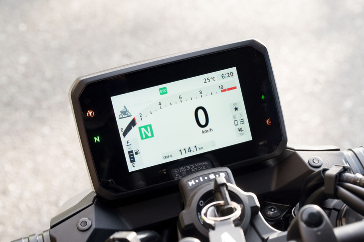 5インチのフルカラーTFT液晶メーターをはじめとする車載機器には、スマートフォンとの連携機能を採用。ハンドルスイッチおよび音声入力により、音楽再生や通話などの操作が可能となる。