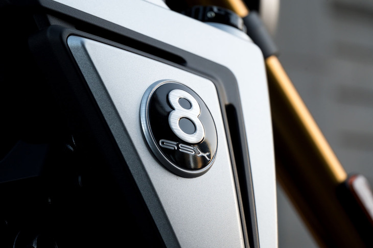 特徴的な「8」のバッジは、ビリヤードのエイトボールで勝敗を決する決め球となる、黒い8番ボールをモチーフとしたものだ。