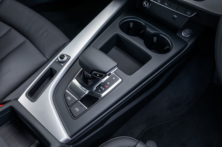 従来型に備わっていたMMIコントロールダイヤルや操作スイッチは、タッチ式モニターの採用に合わせて廃止された。シフトレバー前方の空いたスペースは、小物入れとして活用。