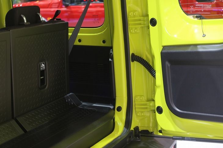 こちらは3ドア車の荷室。バッグ類を縦置きする程度の奥行きしかないため。4人乗車でキャンプ道具もさまざま積んで……という使い方は難しい。