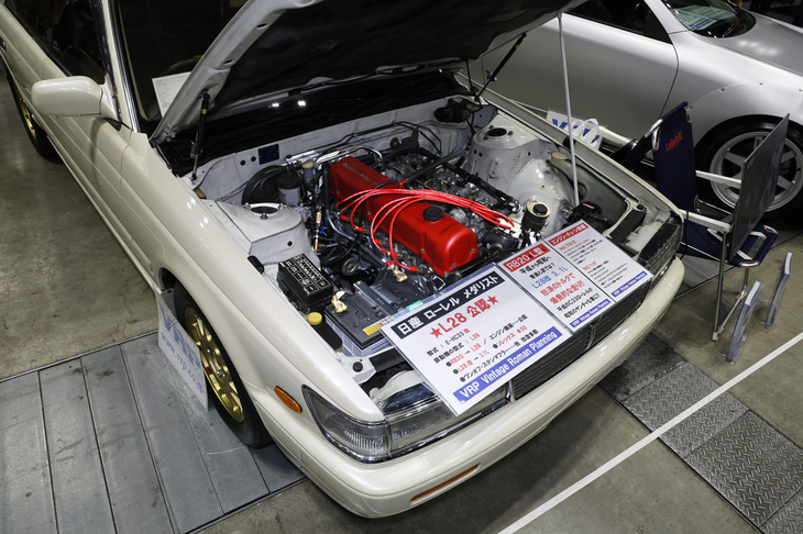 新たなチューンドシリンダーヘッドが開発されるなどSOHCのL型も進化を続けているが、そんな相変わらずのL型人気を反映した展示車両。6代目「日産ローレル」（C33）は本来ならL20の後継機であるRB20を積んでいるが、この個体はφ50のソレックスキャブ仕様のL28改3.1リッターに換装するという逆進化（？）を遂げている。
