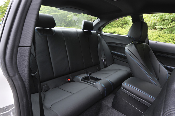 リアシートは2人用。乗車定員は4人。