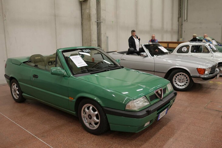 こちらは「アルファ・ロメオ33」のフルタイム4WD仕様（1993年）を、当時のエンガルカーというカロッェリアがワンオフでコンバーチブルとしたもの。10万ユーロ（約1644万円）と、かなり強気な値札が付いていた。