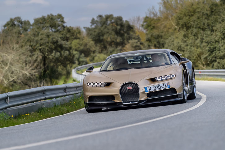 ライトハンダーを行く「シロン」。ドライバーのステアリング操作に忠実に反応し、どんなコーナーでも悠然とフラットに駆けぬける。