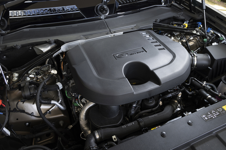 3リッター直6ディーゼルターボエンジンは従来モデルよりも50PSと50N・m強力な最高出力350PS、最大トルク700N・mを発生。マイルドハイブリッドの効果もあってどこまでもスムーズだ。