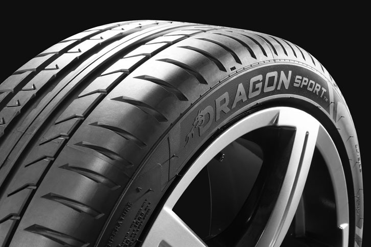 「DRAGON SPORT」は溝のピッチが細かく、ブロックが小さい。ショルダーは比較的丸く、快適性が目立ちそうだ。