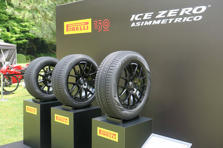 中庭に展示された「ピレリ・アイス ゼロ アシンメトリコ」。計44サイズという、豊富なサイズバリエーションもこの製品の魅力だ。