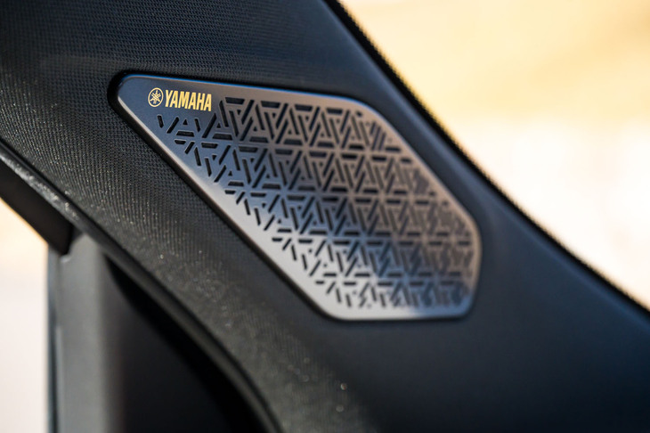 新たにヤマハのオーディオシステムを全車に標準化。「Pエグゼクティブパッケージ」はより高級な「ダイナミックサウンドヤマハアルティメット」を装備する。