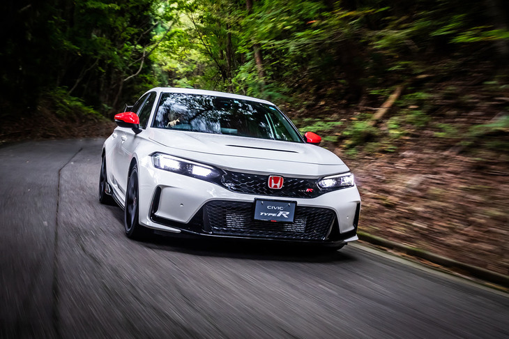 ホンダアクセスの「テールゲートスポイラー」装着車は、落ち着いた直進性が味わえるいっぽうで、ステアリングを切った際にするりとヨーを発生させる。