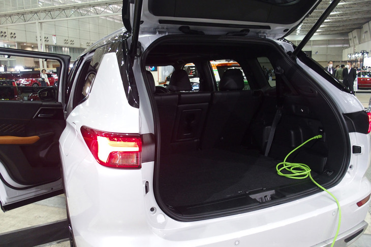 三菱アウトランダーPHEV／三菱自動車