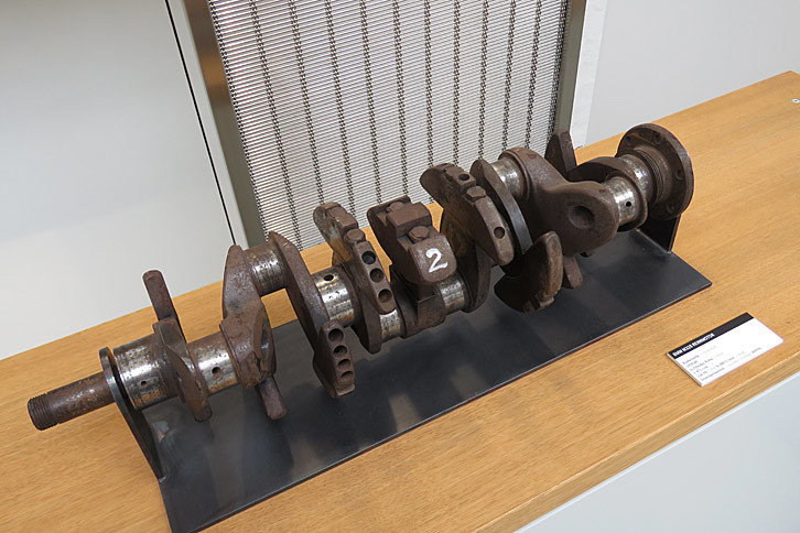 こちらは戦前の名スポーツカー＆レーシングカー「BMW 328」に搭載された2リッター直6エンジンのクランクシャフト。