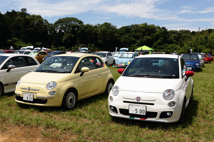 2代目の「ヌオーバ500」と現行型「500」の誕生日である、7月4日を祝う装飾を施した500の姿も……。
			 