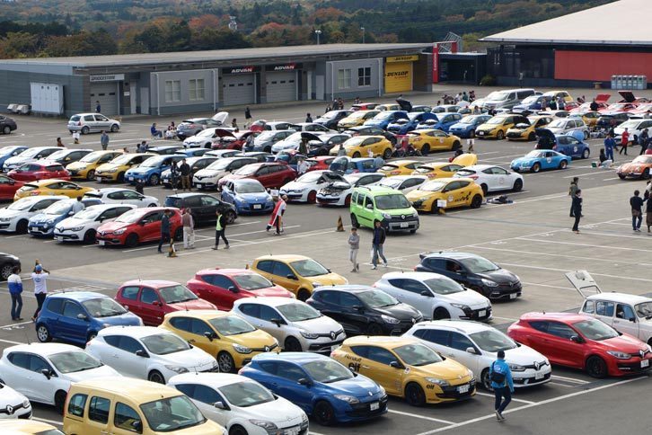 会場を埋め尽くした色とりどりのルノー。この色鮮やかな眺めもフランス車らしい。