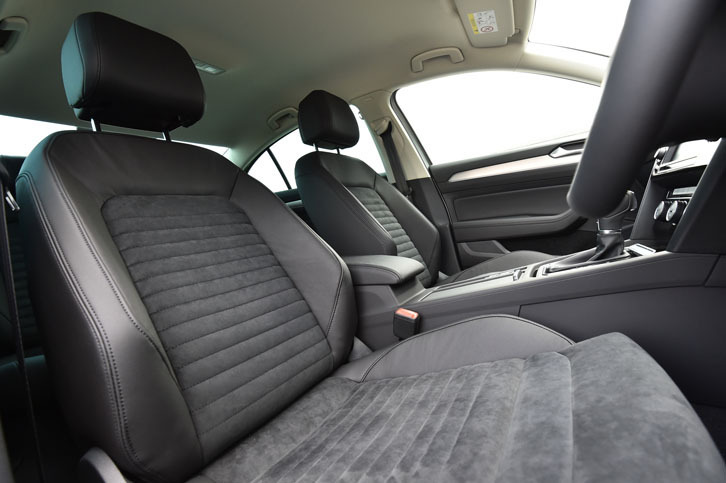 シートは、レザーとアルカンターラからなるコンビタイプ。前席にはシートヒーターも備わる。