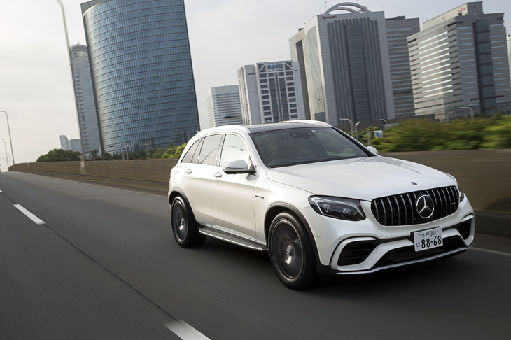 ノーマルの「GLC」のエアサスをベースにチューニングした「AMGスポーツサスペンション」が標準装備されており、走行状況に応じてダンピングレートが自動的に変更される。