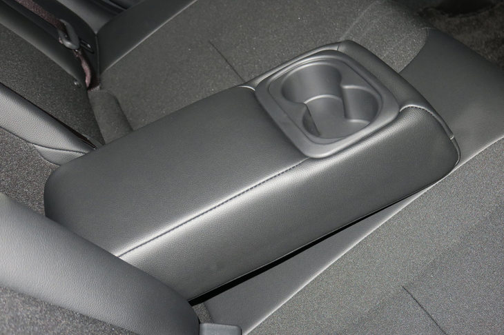 ホンダ・シビックLX（リアセンターアームレスト）