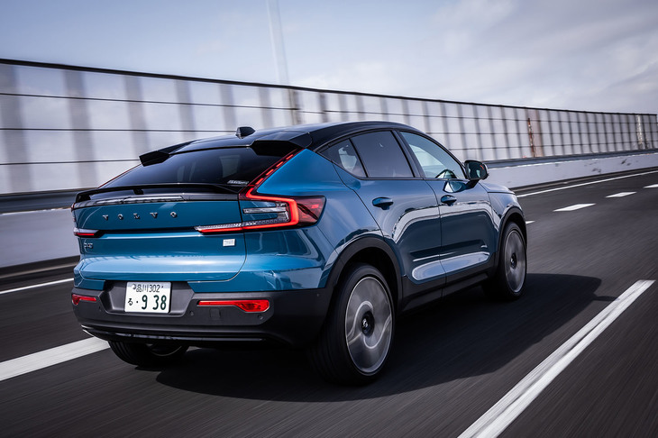 「C40リチャージ ツイン」の0-100km/h加速タイムは4.7秒、最高速は180km/h。アクセルペダルを深く踏み込めば、思わず声が出てしまうほどの強烈な加速が味わえる。