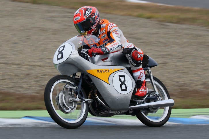 「Sound of ENGINE〜世界最速への挑戦」では、Honda Racingの歴史に残るマシンを現役のトップドライバー／ライダーが披露。こちらは、ホンダがマン島TTレースに初挑戦するために開発した「RC142」。ライダーはマルク・マルケス選手。