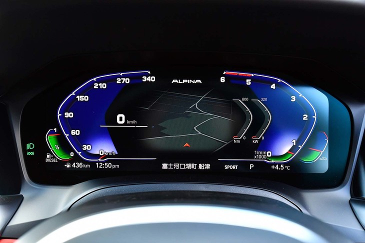 メーターパネルは、基本デザインこそ「BMW 3シリーズ」と共通であるものの、アルピナ独自のカラーリングとされている。