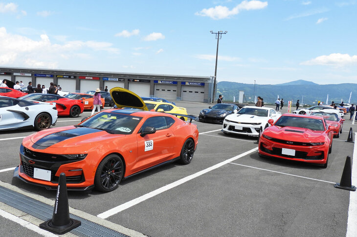 こちらは現行型「シボレー・カマロ」の一団。カマロは2024年モデルを最後に生産終了がアナウンスされている。ライバルの「フォード・マスタング」は健在だし、クライスラーも新型「ダッジ・チャージャー」で2ドアクーペを存続させているので、GMにもぜひ頑張ってほしい！