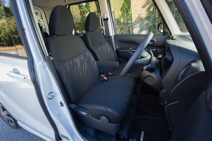 シートについては「M」「M e-Assist」を除き、全車に消臭機能付きの表皮が用いられた。