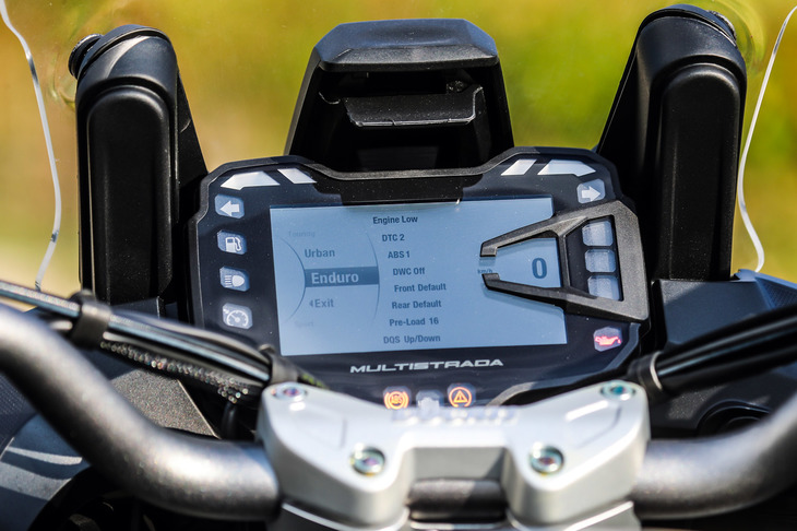 「1260エンデューロ」には、「スポーツ」「ツーリング」「アーバン」「エンデューロ」という4つの走行モードからなるライディングモードセレクターが装備されており、エンジンの出力特性や電子制御サスペンションの設定などを切り替えることができる。