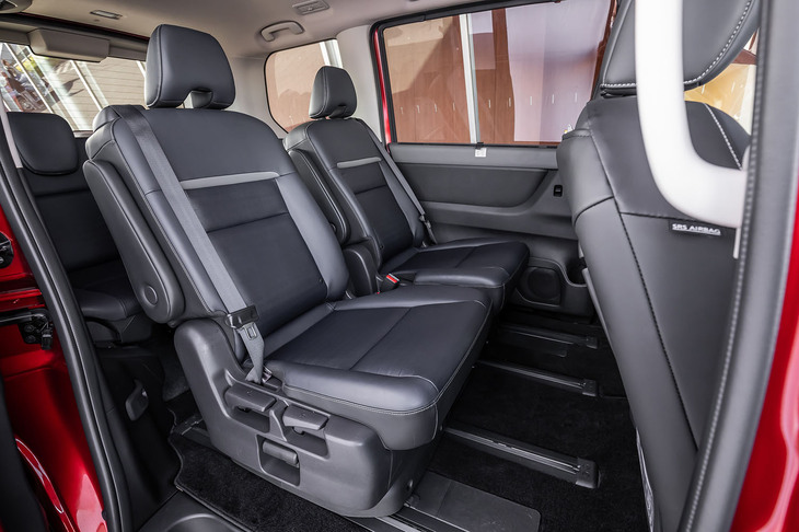 「e-POWERルキシオン」のセカンドシート。前後に加え、横スライド機構も備わる。ボディーの開口部が広く、乗り降りがしやすいのも特徴だ。ハンズフリーオートスライドドアはセンサー感度を向上させるなど、実用的な操作性にこだわって開発したという。