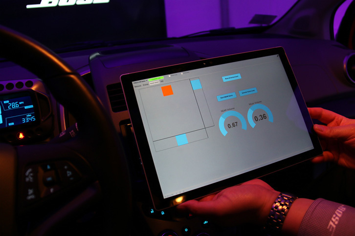 「スモール・ヴィークルシリーズ」の「運転席中心」「車内全体」といった定位の操作に使われていたタブレット端末。実際の搭載車両では、ダッシュボードのタッチスクリーンやセンターコンソールのタッチパッドで行われることになるだろう。