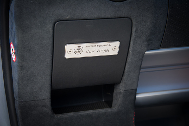 今日でもハンドビルドでクルマを作り続けているロータス。ダッシュボードの左端には、このクルマの組み立てを行った工員の名前が入ったプレートが貼られていた。