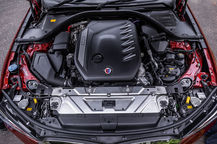 2基のターボチャージャーが備わるB57型3リッター直6ディーゼルエンジンは、最高出力355PS、最大トルク730N・mを発生。最高出力11PSの48Vマイルドハイブリッドシステムも組み込まれている。