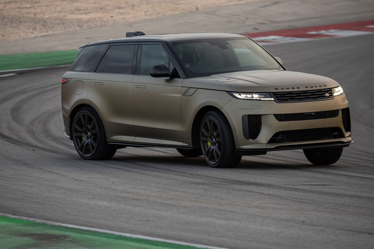 最高出力635PSを誇る「レンジローバー・スポーツSV」。その気になればテールスライドもお手の物だ。