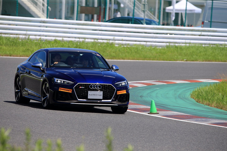 コーナーにある緑のパイロンはクルマを寄せるところ。アクセルをゆっくりオフしながら、次のパイロンを見て加速する。