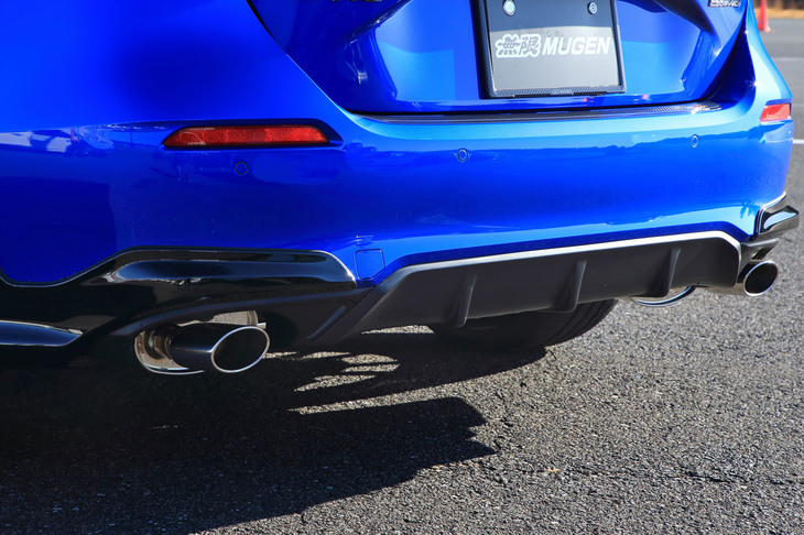 リアビューのアクセントにもなっている、アンダースポイラーとステンレスマフラー。後者は高い排気効率とスポーティーなサウンドにこだわった製品となっている。