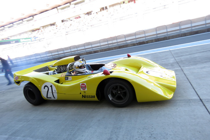 轟音（ごうおん）をとどろかせながらコースへと向かう「R382」。第6回日本グランプリの優勝マシンである。