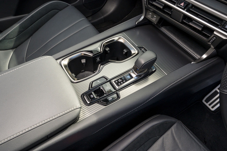 パーキングブレーキスイッチの左側には滑りやすい路面等で役立つ「トレイル」モードボタンを装備する。