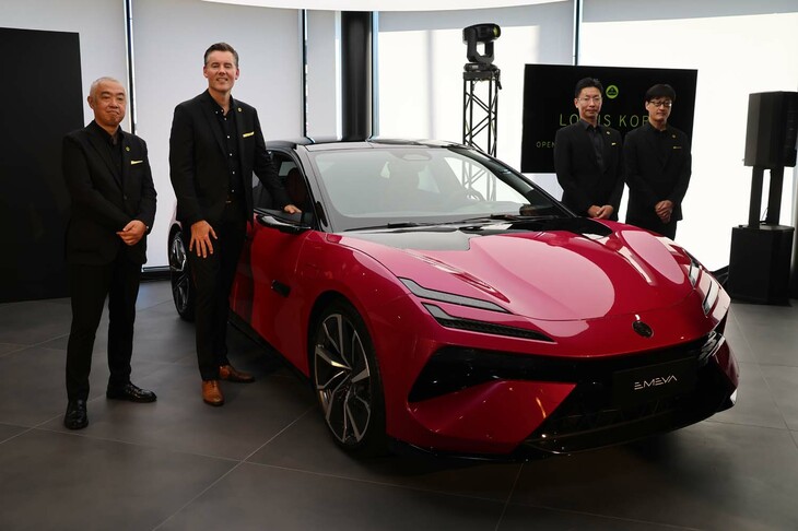 ロータスおよびジースクエア仙台の関係者と「エメヤ ブロッサム」。