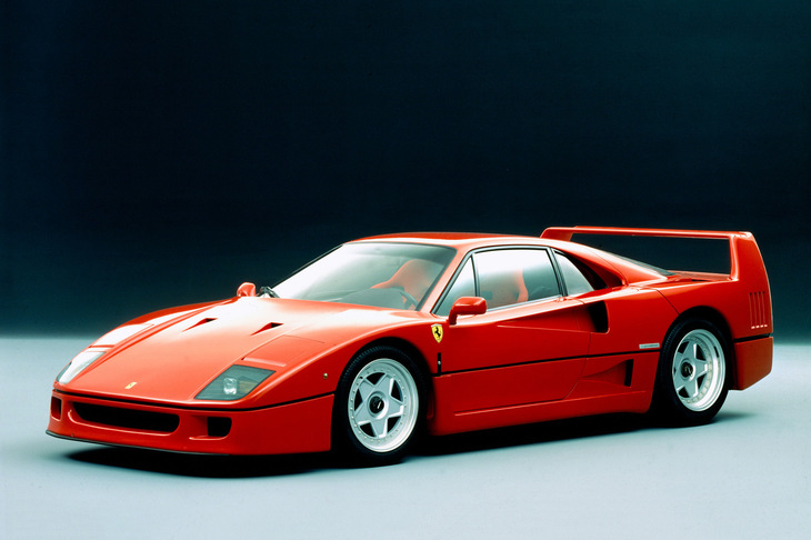 歴代スペチアーレのなかでも伝説的な一台となっている「F40」。レースカーさながらのボディーに2.9リッターV8ツインターボエンジンを搭載。エンツォ・フェラーリが世に送り出した最後のモデルとなった。