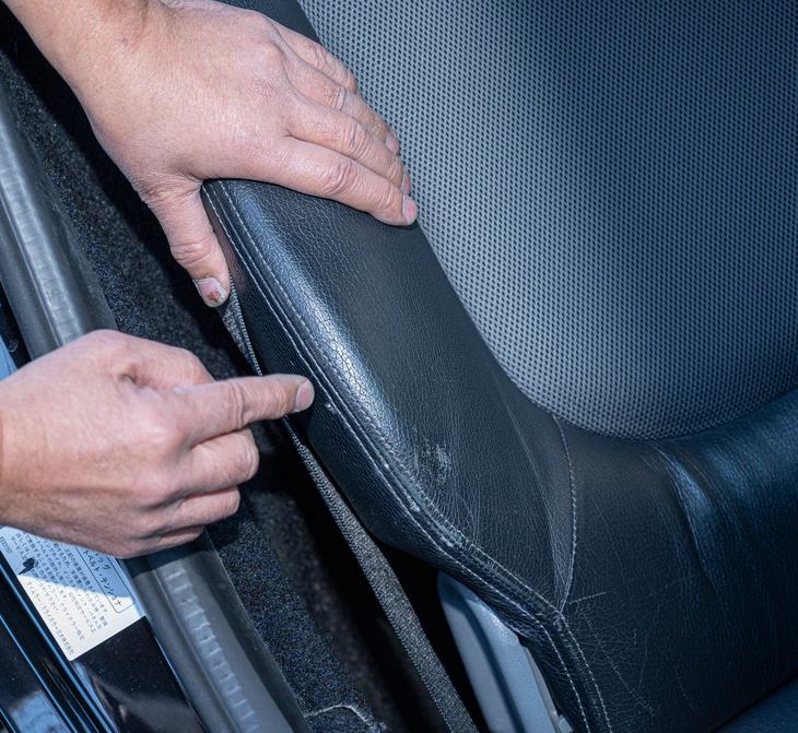 インテリアリペアもきっちりと下地処理をし、ペーパー掛けや色付け、レザー部分ならシボ付けも行う。