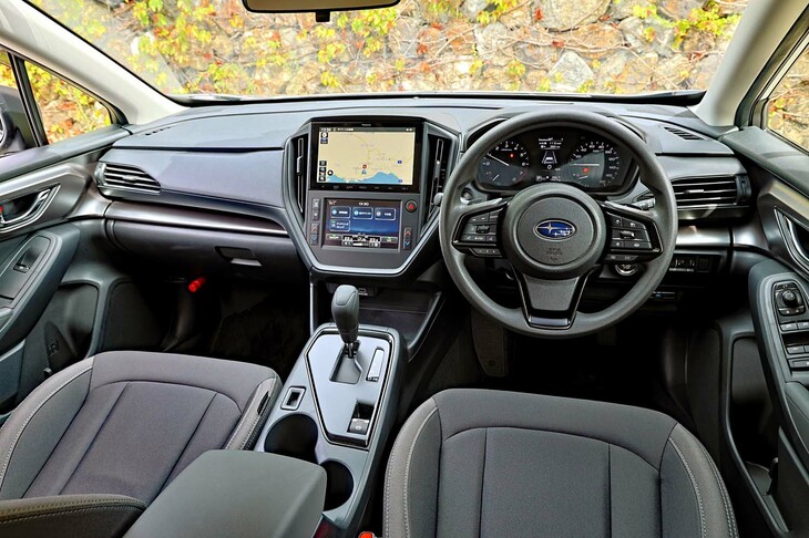 インテリアにも、他のグレードで見られるようなシルバーやメッキの装飾はない。ステアリングホイールはウレタン製で、オプションで革巻きのものも用意されている。