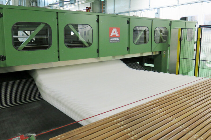 繰り出した糸を、縒（よ）ったりロールで延ばしたり、剣山で上下から刺したりしてフェルト状に成形。工程の途中で何度も検品を行うことで、品質が保たれる。